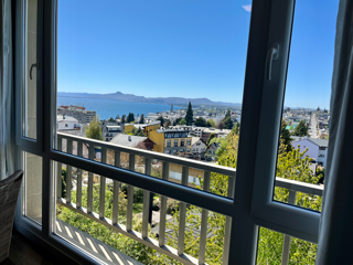 Alojamiento en el centro con vista parcial al lago y con cochera